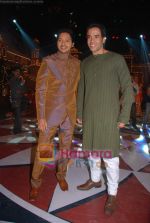 Shreyas Talpade, Tusshar Kapoor on the sets of Colors Diwali show in Yashraj Studios on 25th Oct 2010 (4).JPG