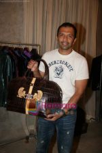 at Arjun Khanna_s store launch in Colaba on 27th Oct 2010 (20).JPG
