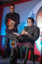Manoj Kumar at Mami Closing ceremony in Chandan Cinema on 28th Oct 2010 (15).JPG