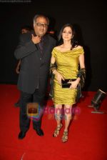 Sridevi, Boney Kapoor at Sahara Sports Awards in MMRDA on 30th Oct 2010 (2).JPG