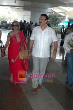 Suresh Oberoi at Vivek Oberoi with wife Priyanka Alva after marriage arrive at Mumbai airport on 30th Oct 2010 (4).JPG