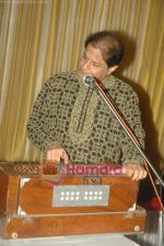 Anup Jalota at Madhushree_s bday in Club Millennium on 1st Nov 2010 (4).JPG