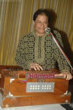 Anup Jalota at Madhushree_s bday in Club Millennium on 1st Nov 2010 (41).JPG