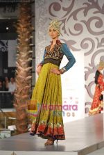 Model walks the ramp for Vikram Phadnis at Aamby Valley India Bridal Week day 4 on 1st Nov 2010 (17).JPG
