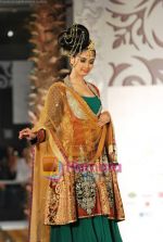 Model walks the ramp for Vikram Phadnis at Aamby Valley India Bridal Week day 4 on 1st Nov 2010 (8).JPG
