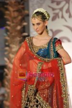 Model walks the ramp for Vikram Phadnis at Aamby Valley India Bridal Week day 4 on 1st Nov 2010 (95).JPG