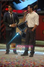 Hrithik Roshan on the sets of ZEE Saregama in Famous on 9th Nov 2010 (12).JPG