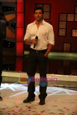 Hrithik Roshan on the sets of ZEE Saregama in Famous on 9th Nov 2010 (31).JPG