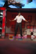 Hrithik Roshan on the sets of ZEE Saregama in Famous on 9th Nov 2010 (6).JPG