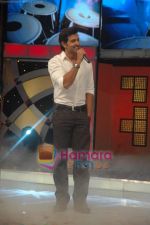 Hrithik Roshan on the sets of ZEE Saregama in Famous on 9th Nov 2010 (7).JPG