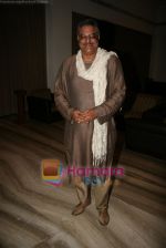 Waheeda Rehman Felicitates Anup Jalota in Nehru Centre, Mumbai on 10th Nov 2010 (7).JPG