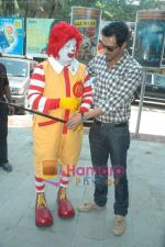 Arjun Rampal spends time with kids at Mcdonald_s on 14th Nov 2010 (11).JPG