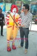 Arjun Rampal spends time with kids at Mcdonald_s on 14th Nov 2010 (12).JPG