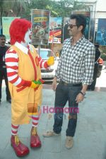 Arjun Rampal spends time with kids at Mcdonald_s on 14th Nov 2010 (13).JPG