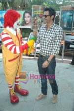Arjun Rampal spends time with kids at Mcdonald_s on 14th Nov 2010 (14).JPG