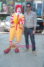 Arjun Rampal spends time with kids at Mcdonald_s on 14th Nov 2010 (18).JPG