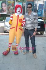 Arjun Rampal spends time with kids at Mcdonald_s on 14th Nov 2010 (19).JPG