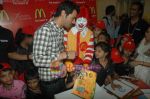 Arjun Rampal spends time with kids at Mcdonald_s on 14th Nov 2010 (22).JPG