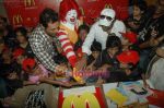 Arjun Rampal spends time with kids at Mcdonald_s on 14th Nov 2010 (26).JPG