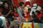 Arjun Rampal spends time with kids at Mcdonald_s on 14th Nov 2010 (27).JPG
