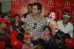 Arjun Rampal spends time with kids at Mcdonald_s on 14th Nov 2010 (33).JPG