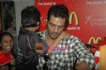 Arjun Rampal spends time with kids at Mcdonald_s on 14th Nov 2010 (38).JPG