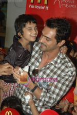 Arjun Rampal spends time with kids at Mcdonald_s on 14th Nov 2010 (39).JPG