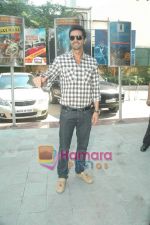 Arjun Rampal spends time with kids at Mcdonald_s on 14th Nov 2010 (4).JPG