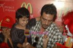 Arjun Rampal spends time with kids at Mcdonald_s on 14th Nov 2010 (41).JPG