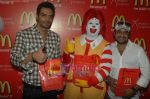 Arjun Rampal spends time with kids at Mcdonald_s on 14th Nov 2010 (44).JPG