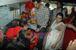 Arjun Rampal spends time with kids at Mcdonald_s on 14th Nov 2010 (46).JPG