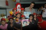 Arjun Rampal spends time with kids at Mcdonald_s on 14th Nov 2010 (49).JPG