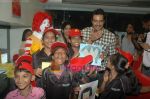 Arjun Rampal spends time with kids at Mcdonald_s on 14th Nov 2010 (52).JPG