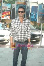 Arjun Rampal spends time with kids at Mcdonald_s on 14th Nov 2010 (7).JPG