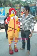 Arjun Rampal spends time with kids at Mcdonald_s on 14th Nov 2010 (9).JPG
