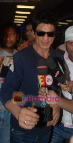 Shahrukh Khan snapped at Mumbai International airport on 16th Nov 2010 (7).JPG