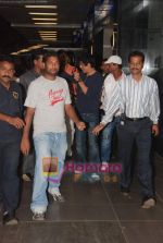 Shahrukh Khan snapped at Mumbai International airport on 16th Nov 2010.JPG