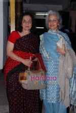 Waheeda Rehman, Asha Parekh at Guzaarish screening in Ketnav on 18th Nov 2010 (3).JPG