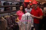Kareena Kapoor meets Sony Ericcson contest winner in Shoppers Stop, Bandra, Mumbai on 23rd Nov 2010 (14)~0.JPG