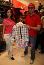 Kareena Kapoor meets Sony Ericcson contest winner in Shoppers Stop, Bandra, Mumbai on 23rd Nov 2010 (4).JPG