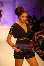 Model walk the ramp for Surily Goel Show at The ABIL Pune Fashion Week Day 1 on 18th Nov 2010 (14).JPG