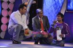 Salman Khan at IBN 7 super idol awards in Taj Land_s End, Mumbai on 29th Nov 2010 (37).JPG