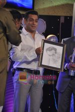 Salman Khan at IBN 7 super idol awards in Taj Land_s End, Mumbai on 29th Nov 2010 (25).JPG