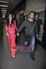 Shilpa Shetty & Raj Kundra return after 1st wedding anniversary in Bangkok in Mumbai Airport on 30th Nov 2010 (12).JPG