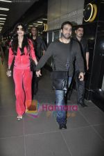 Shilpa Shetty & Raj Kundra return after 1st wedding anniversary in Bangkok in Mumbai Airport on 30th Nov 2010 (13).JPG