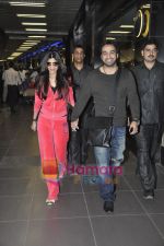Shilpa Shetty & Raj Kundra return after 1st wedding anniversary in Bangkok in Mumbai Airport on 30th Nov 2010.JPG