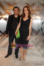 Suzanne Roshan, Uday Chopra at Burberry bash hosted by Christoper Bailey on 9th Dec 2010 (4).JPG