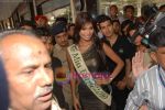 Nicole Faria at Airport after winning Miss Earth in Mumbai on 13th Dec 2010 (2).JPG