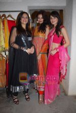 Aanchal Kumar, Shonal Rawat, Rakshanda Khan at Zoya fashion preview in Bandra, Mumbai on 15th Dec 2010 (11).JPG