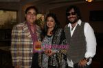 Jagjit Singh, Sonali and Roopkumar Rathod at a photo shoot for album cover in The Club on 19th Dec 2010 (5).JPG